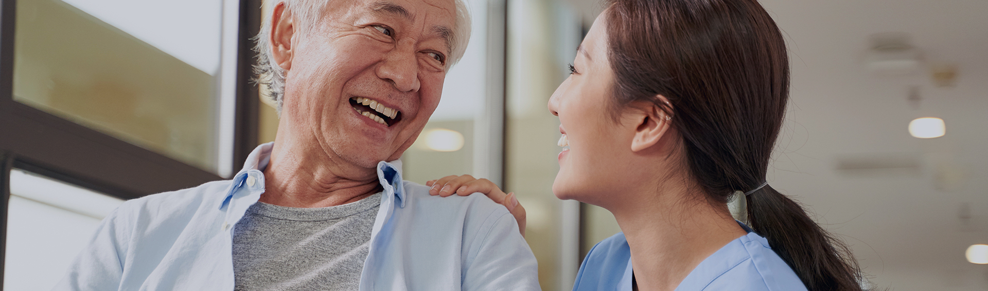 年輕女子關懷長輩，長輩面帶微笑