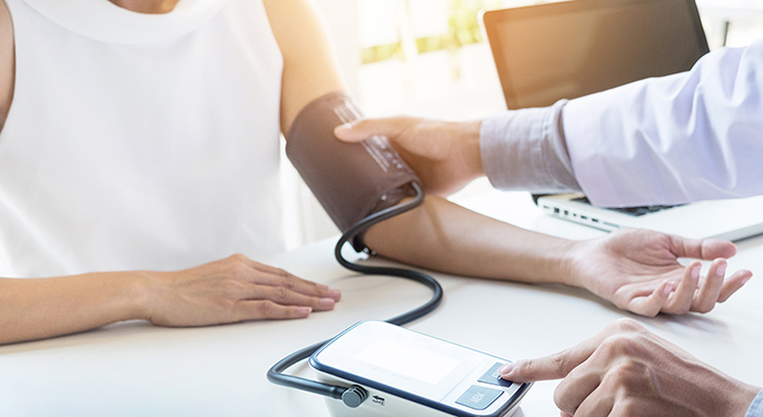 醫師幫患者測量血壓