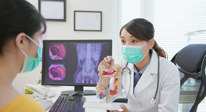 醫師藉由大腸模型向患者說明