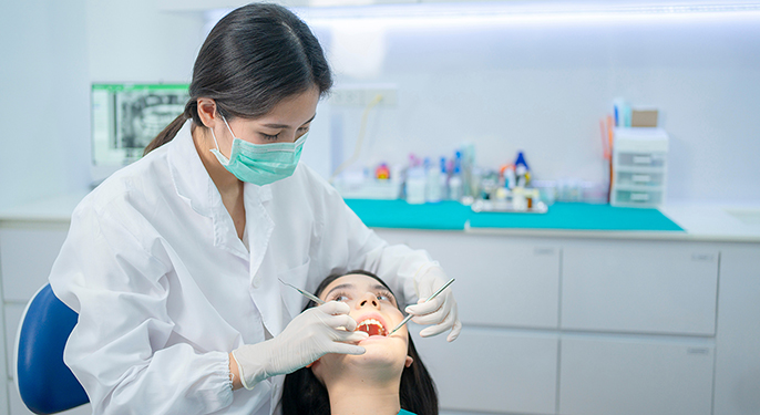 醫師正在檢查患者口腔